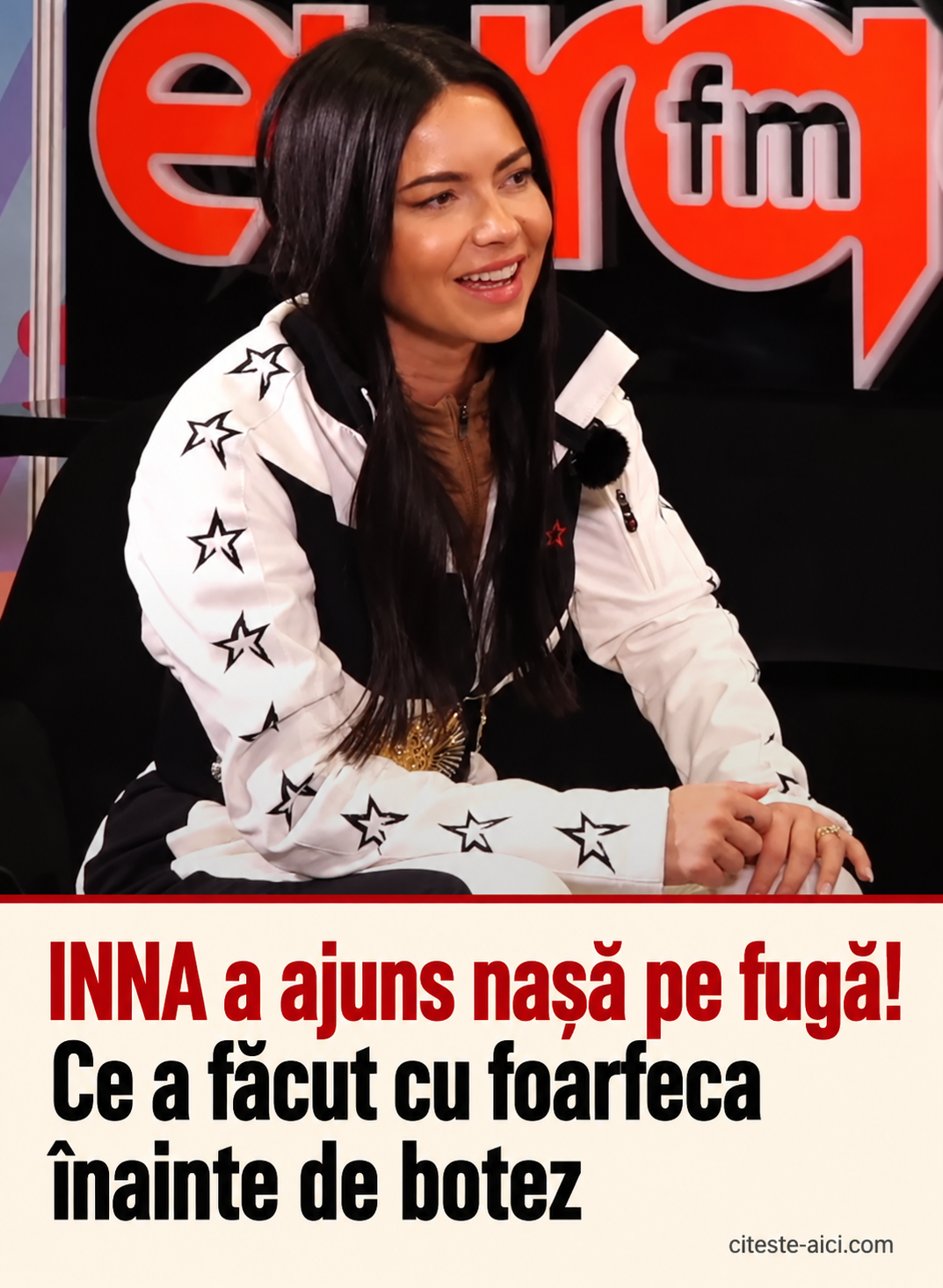 INNA a ajuns nașă pe fugă! — Ce a făcut cu foarfeca — înainte de botez. Foto de arhivă: Europa FM, interviu din 5 martie 2023, via Wikimedia Commons. Nu ilustrează rochia de la botez. Reîncadrare și compoziție grafică adaptată cu AI.